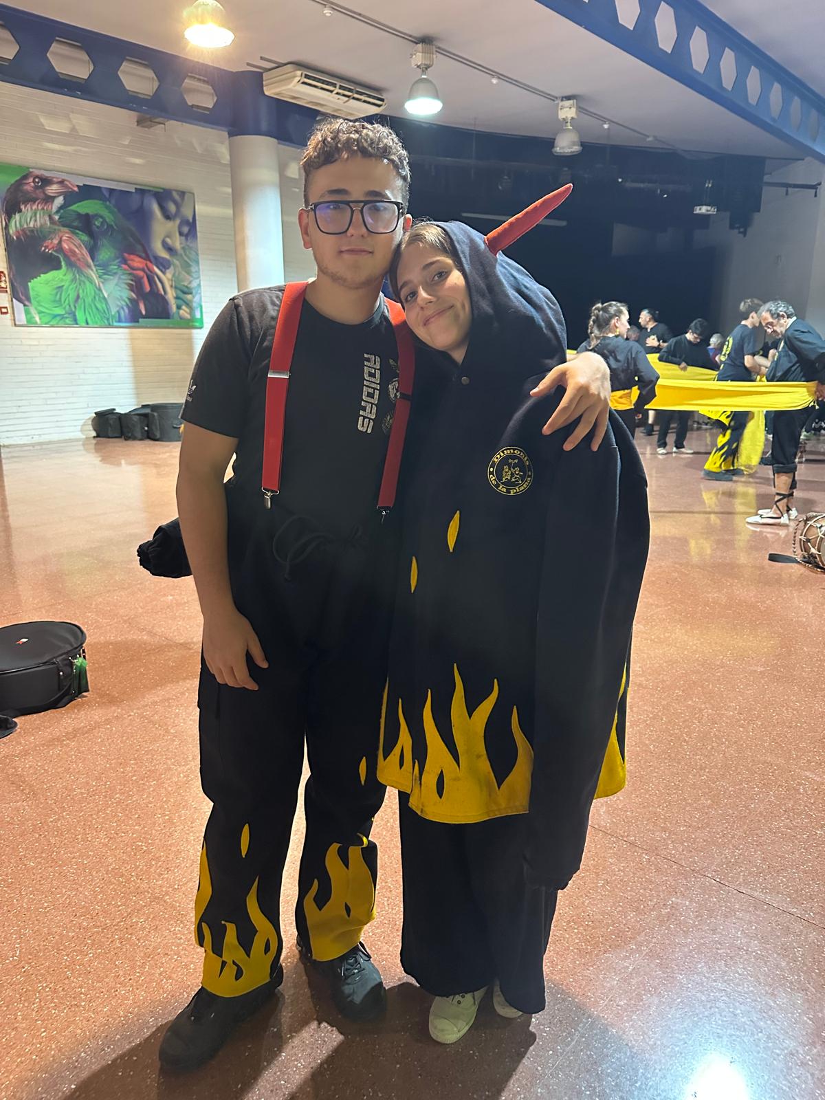 Neus y Hugo con la ropa de correfoc, antes