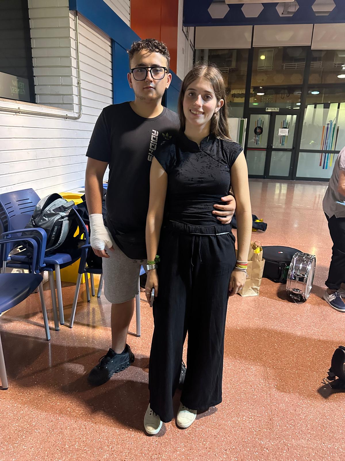 Neus y Hugo después del correfoc; Hugo lleva la mano vendada